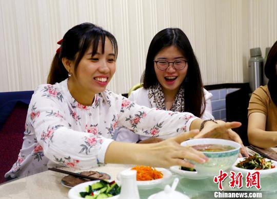 马来西亚的华青品尝兰州牛肉面?！「哒?摄