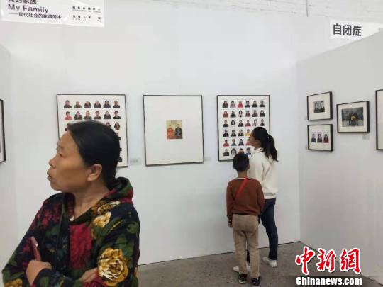 摄影师耗时2年制作影像家谱呼吁传承家谱文化