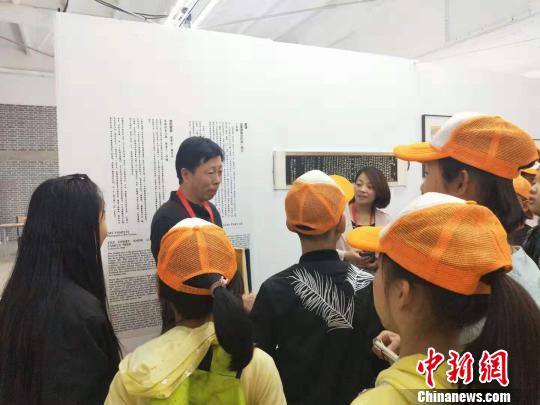 魏跃华希望，以后每隔30年由魏氏家族族长或有能力的家族成员续修家谱，及时将家谱延续下去，传承家谱文化，形成族规?！⊙钆迮?摄