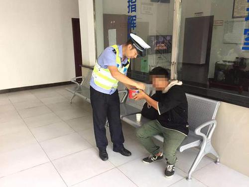 小伙逃出传销组织步行90公里回家 低血糖晕倒获救