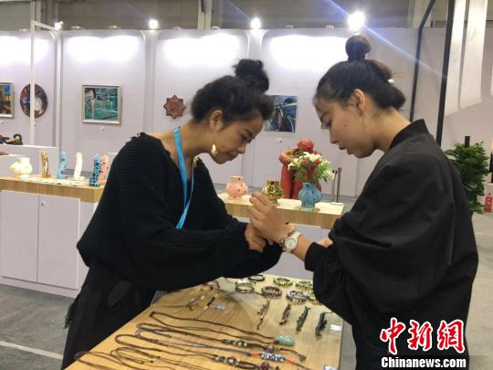 图为日本展馆受游客关注?！≌喷?摄