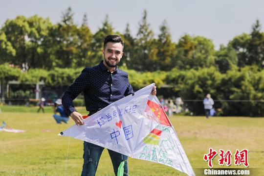 国际友人绘制的风筝。 供图