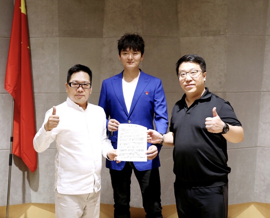 著名词作家胡适之（左）、青年作曲家杨一博（右）、新锐跨界青年歌唱家王凯（中）在歌曲《十月一日》录制现场