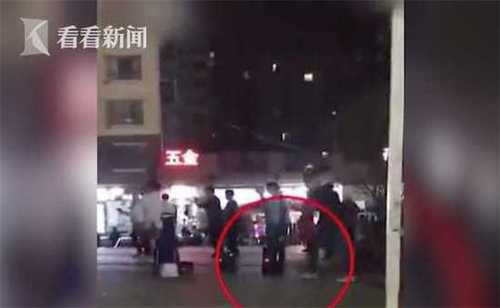 小伙混放音响搅乱广场舞 硬核大妈拎砖头狂追 