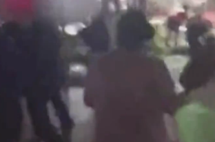 小伙混放音响搅乱广场舞 硬核大妈拎砖头狂追 