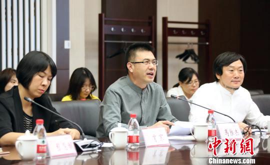 校党委书记马胜杰(中)致辞?！∪魏Ｏ?摄