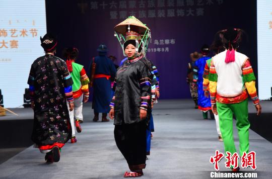 图为云南喀卓蒙古族参赛队T台秀?！≌喷?摄