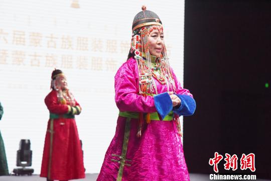 图为四子部蒙古族参赛队比赛现场?！≌喷?摄