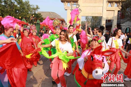 身临其境体验中国文化。　周谊 摄