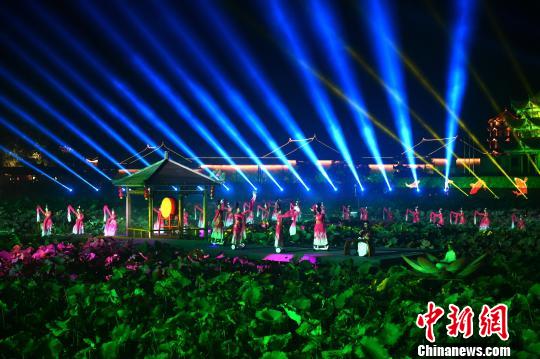 图为光影秀现场?！÷烂?摄