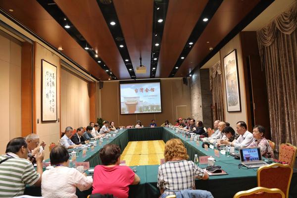 参访团员们在北京台湾会馆座谈1