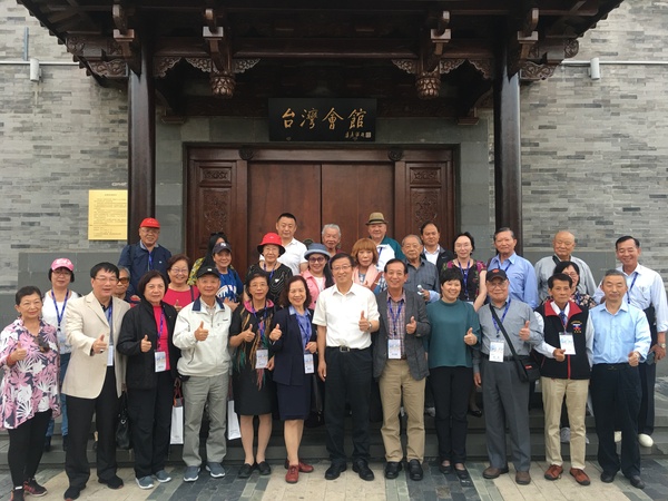 参访团员们在台湾会馆留影2