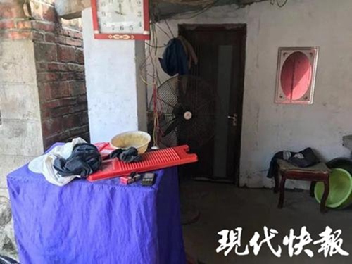 老赖借债不还躲厕所 邻居看不下去：我先帮你还 