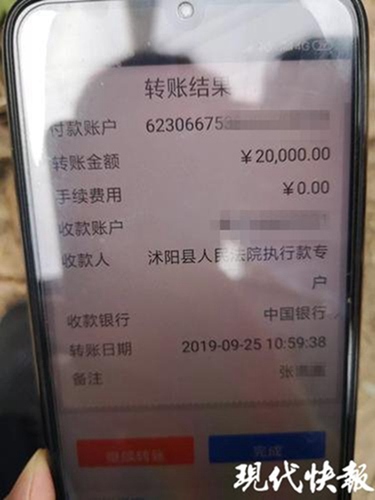 老赖借债不还躲厕所 邻居看不下去：我先帮你还 