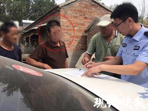 老赖借债不还躲厕所 邻居看不下去：我先帮你还 