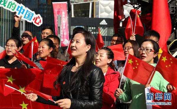 9月26日，在青海西宁市海湖新区唐道·637广场，青联委员合唱《我和我的祖国》。 新华社记者 韩方方 摄