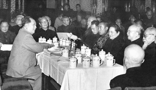 以毛泽东为核心的中国共产党第一代中央领导集体，就人民政协的共同政治基础、中国共产党对统一战线和人民政协的领导，人民政协的性质、任务和工作方针提出一系列独创性的重要思想，阐明了人民代表大会成立后人民政协长期存在的必要性及其在国家政治生活中的地位和作用。毛泽东提出中国共产党同各民主党派长期共存、互相监督的方针，确立了社会主义条件下我国多党合作的基本格局。