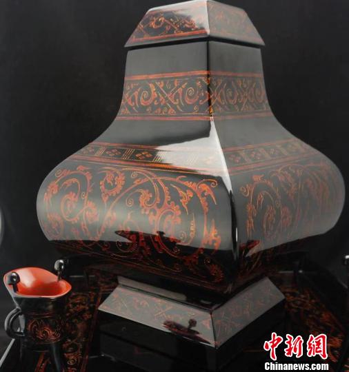 图为漆器“雕漆隐花云气纹漆钫”。成都博物馆供图