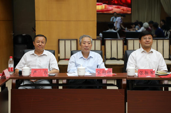 民盟北京市委专职副主委宋慰祖（中），民盟北京市委副主委张振军（右）、民盟北京市委秘书长严为（左）出席发布会。民朝 摄影