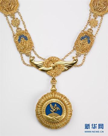 经中共中央批准，中华人民共和国国家勋章和国家荣誉称号颁授仪式将于9月29日上午10时在北京人民大会堂隆重举行。 这是“友谊勋章”。新华社发 图片来源：新华网