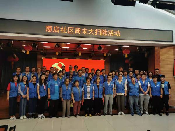 党员干部与社区志愿者、居民群众合唱爱国歌曲