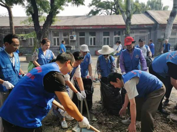 党员干部参加“周末卫生大扫除”