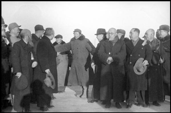 3--1949年3月25日，许德珩（右一）、劳君展与北平各界群众代表、民主人士热烈欢迎中共中央、中国人民解放军总部机关、毛泽东主席、朱德总司令从西柏坡迁至北平