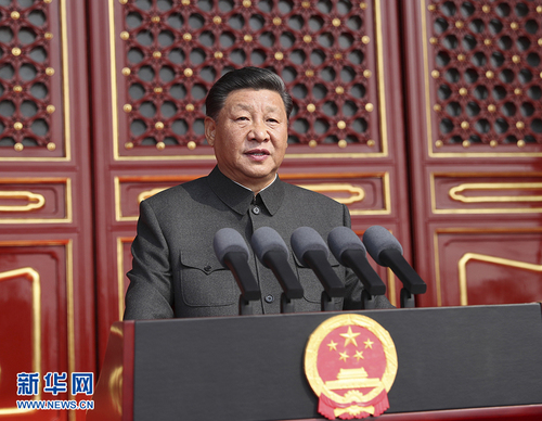 10月1日上午，庆祝中华人民共和国成立70周年大会在北京天安门广场隆重举行。中共中央总书记、国家主席、中央军委主席习近平发表重要讲话。 新华社记者 鞠鹏 摄