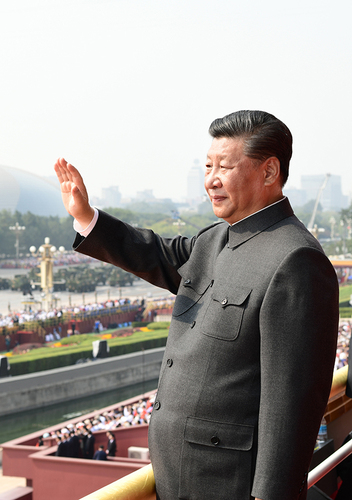 10月1日，庆祝中华人民共和国成立70周年大会在北京天安门广场隆重举行。中共中央总书记、国家主席、中央军委主席习近平发表重要讲话并检阅受阅部队。这是习近平在天安门城楼上。 新华社记者 谢环驰 摄