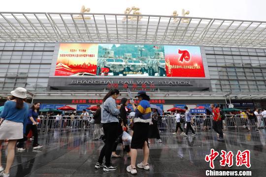 旅客从铁路上海站出发前往自己的目的地。　殷立勤 摄