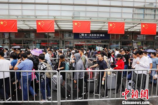 旅客从铁路上海站出发前往自己的目的地?！∫罅⑶?摄