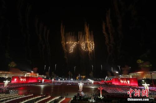 国庆70周年联欢活动于10月1日晚8时在天安门广场举行，整个联欢活动由主题表演、中心联欢表演、群众联欢、烟花表演四个功能表演区组成。图为璀璨的烟花在天安门广场上空绽放。中新社记者 盛佳鹏 摄