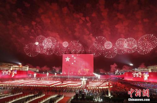 国庆70周年联欢活动于10月1日晚8时在天安门广场举行，整个联欢活动由主题表演、中心联欢表演、群众联欢、烟花表演四个功能表演区组成。图为璀璨的烟花在天安门广场上空绽放。中新社记者 盛佳鹏 摄1