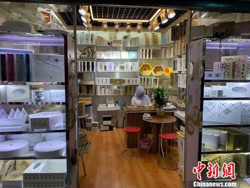 在义乌市场，随处可见外国面孔 奚金燕 摄