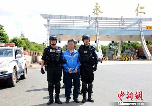 图为潜逃十三年的李某某被永仁警方押解回云南。永仁警方供图