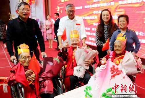 图为当地民众向百岁老人贺寿?！∈┗?摄