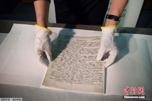 资料图：瑞典诺贝尔博物馆展出阿尔弗雷德·诺贝尔的遗嘱手稿。