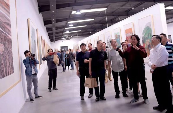 观众在观看展览