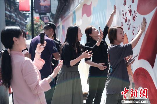 “网红墙”除了运用了大量知名动画IP之外，还特别突出了互动性?！】涤裾?摄