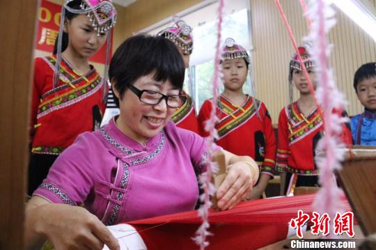 长19.49米宽0.56米畲族儿女巧手织就“巨无霸”彩带寄深情