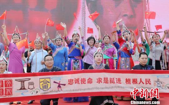 彩带长度寓意1949年新中国成立，宽度寓意56个民族一家亲 遂昌提供 摄