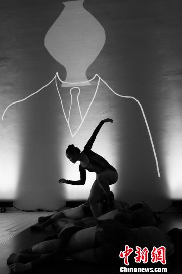 开开幕演出是北京9当代舞团的艺术家带来的“猎” 刘力 摄