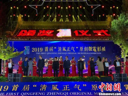 颁奖典礼上，备受瞩目的最佳导演奖、最佳编剧奖、最佳影片奖、最佳表演奖四个单项奖一一揭晓。　胡健 摄