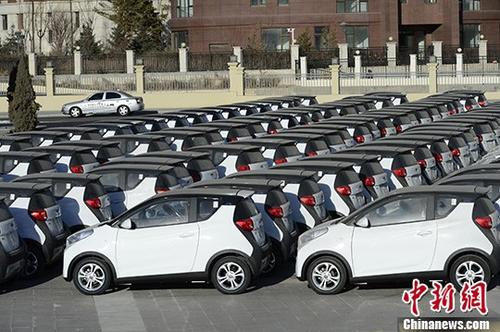 资料图：集中停放的电动汽车。
<a target='_blank' href='http://www.chinanews.com/'>中新社</a>记者 刘文华 摄
