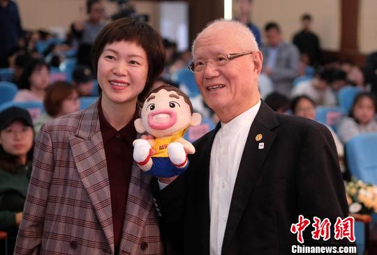 千叶彻弥(右)的到来吸引了很多喜欢他作品的年轻人前来?！°蟛?摄