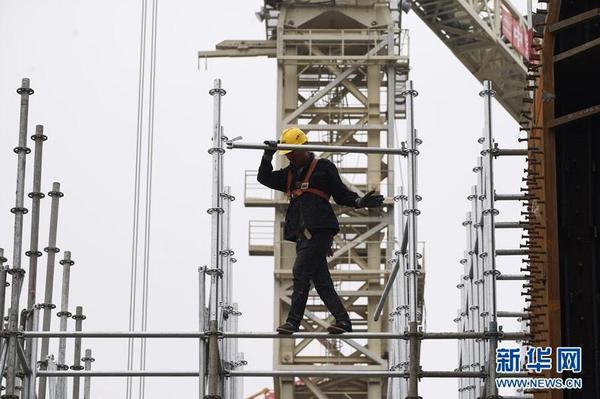 10月10日，中铁十二局的工人在雄安站施工。雄城际铁路雄安站总建筑面积约47万平方米，地上3层，地下2层。目前，地下主体结构基本完工，地上主体结构施工已经开始。新华社记者 邢广利 摄
