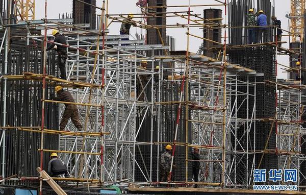 10月10日，工人在雄安站施工。京雄城际铁路雄安站总建筑面积约47万平方米，地上3层，地下2层。目前，地下主体结构基本完工，地上主体结构施工已经开始。新华社记者 邢广利 摄