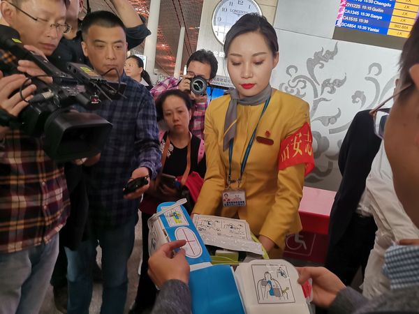 视察团赴首都机场考察AED安放使用情况