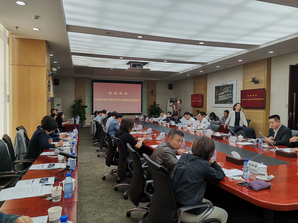 视察团召开座谈会