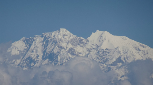 喜马拉雅山成为连接中尼两国的牢固纽带。尼方积极参与“一带一路”建设，双方正在建设和升级包括公路、口岸、机场、电站等在内的基础设施，一个跨越喜马拉雅的联通网络初现雏形，不仅便利两国，也将造福地区。新华社记者赖向东摄